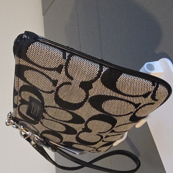COACH NWT Black/Gray Canvas/Patent Leather Monogrammed Wristlet - Picture 3 of 8